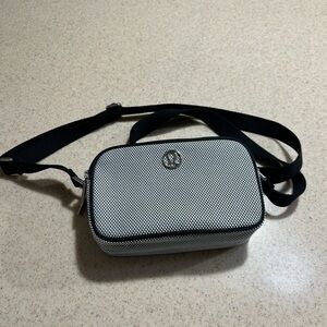 Lululemon duel pocket camera bag